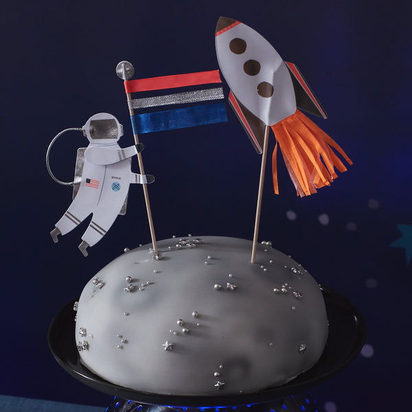 If you're looking for a cake topper for your space birthday party, then you'll love our cake decoration. Image2