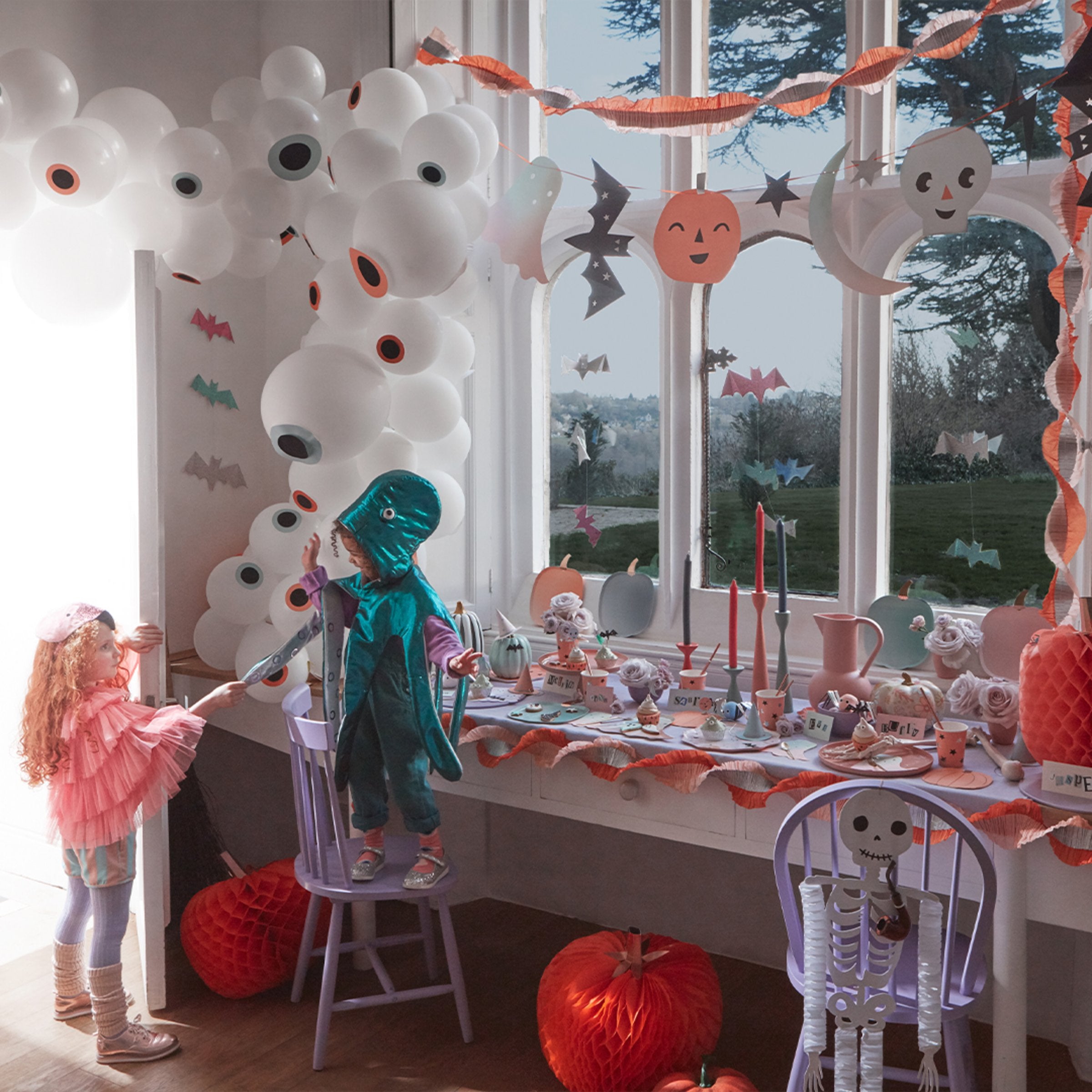 Create a wonderful Halloween garland with our Halloween balloons designed to look like eerie eyeballs.