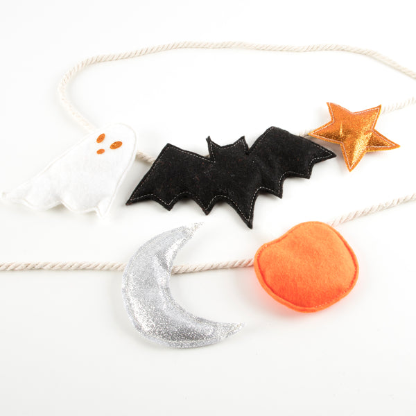 This indoor Halloween decoration is a garland crafted from felt and glittery fabric. Image3