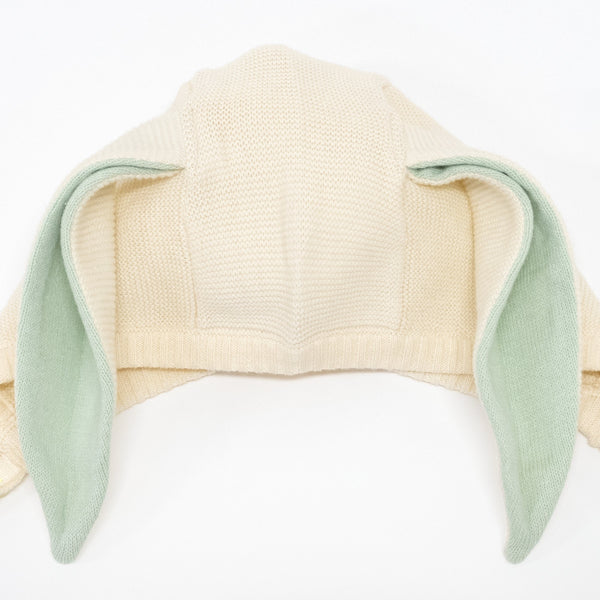 This delightful bunny baby bonnet is crafted from knitted organic cotton, with mint detail on the ears, and fastens with ivory coloured buttons. Image4