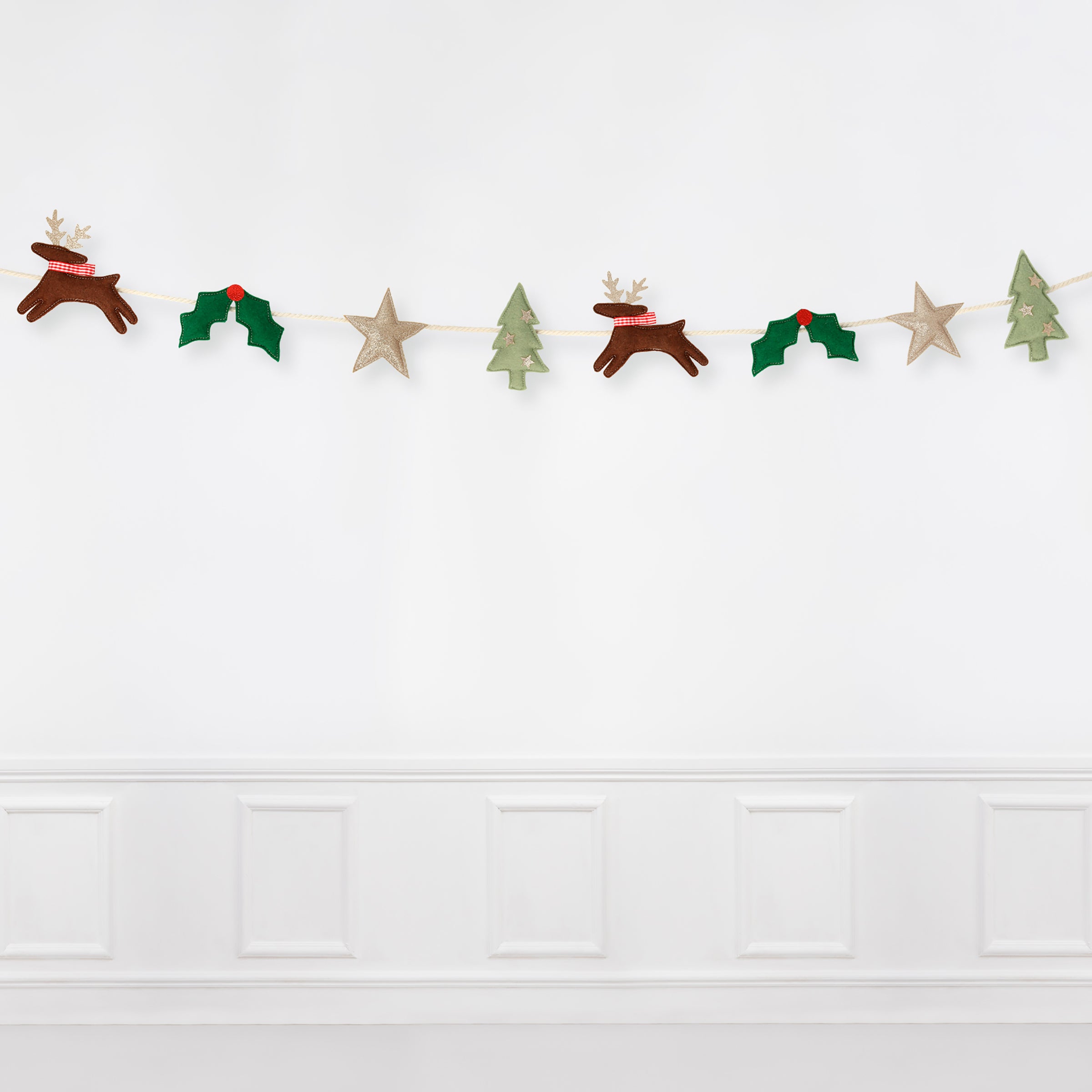 Our felt Christmas decoration garland is perfect to fill your home with festive cheer.