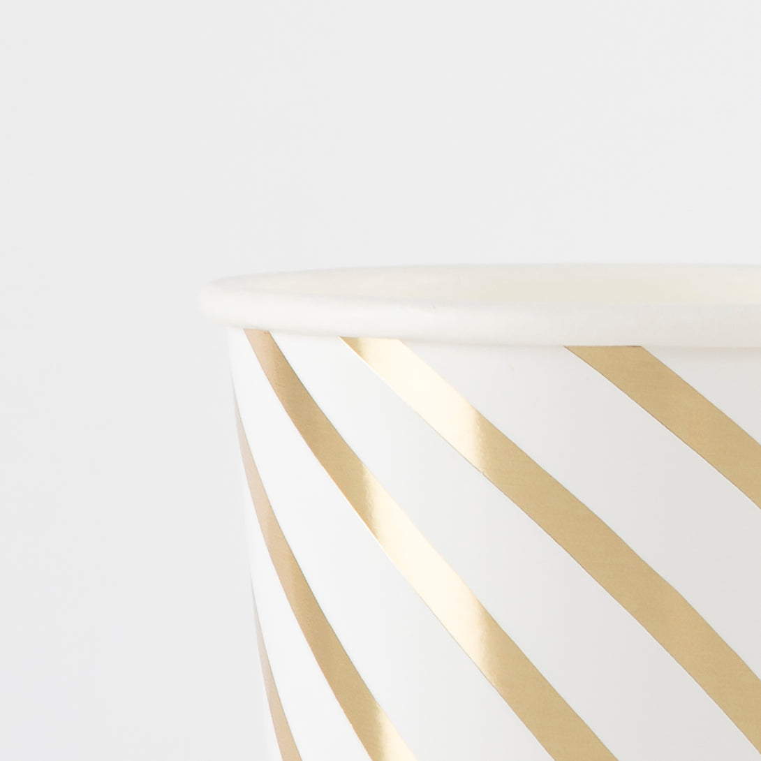 These disposable cups have a gold foil swirl to make them look really stylish.