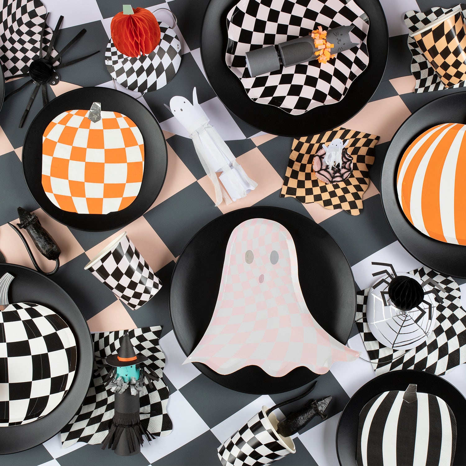 Our party plates, designed to look like pumpkins in retro colours, are perfect as Halloween table decorations.