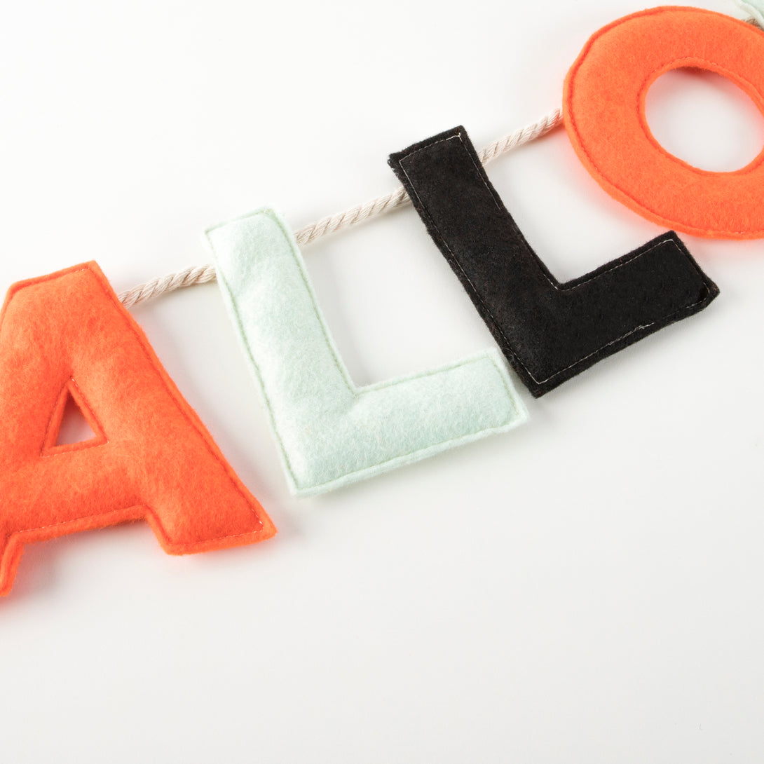 This indoor Halloween decoration is a garland crafted from felt and glittery fabric. Image4