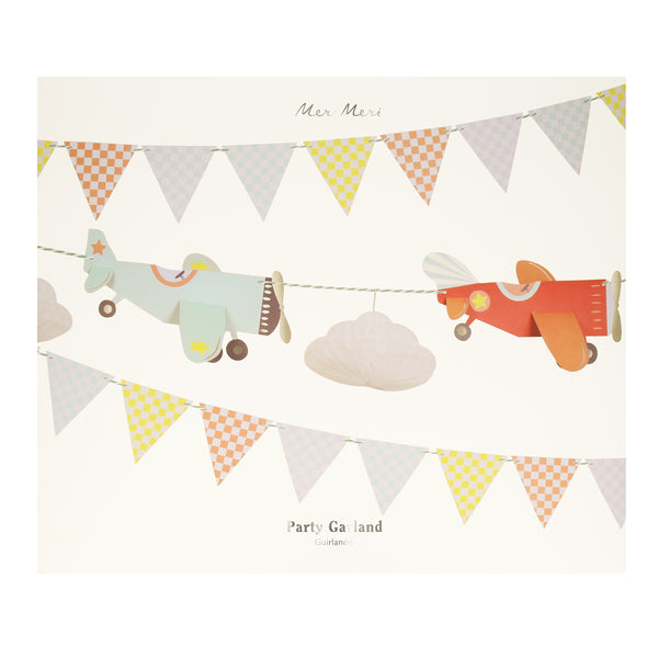 Our paper garland features 3D plans, clouds and checked pennants, ideal for an airplane birthday party. Image6