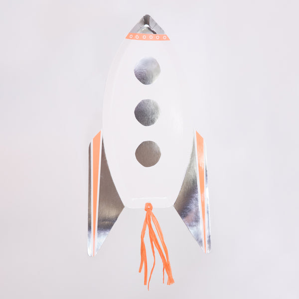 Our paper plates, in the shape of a shiny rocket with tassel embellishments, are ideal for a space party.