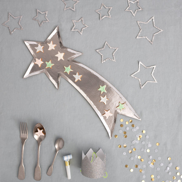 These silver foil star platters are wonderful as a Christmas table centerpiece. Image4