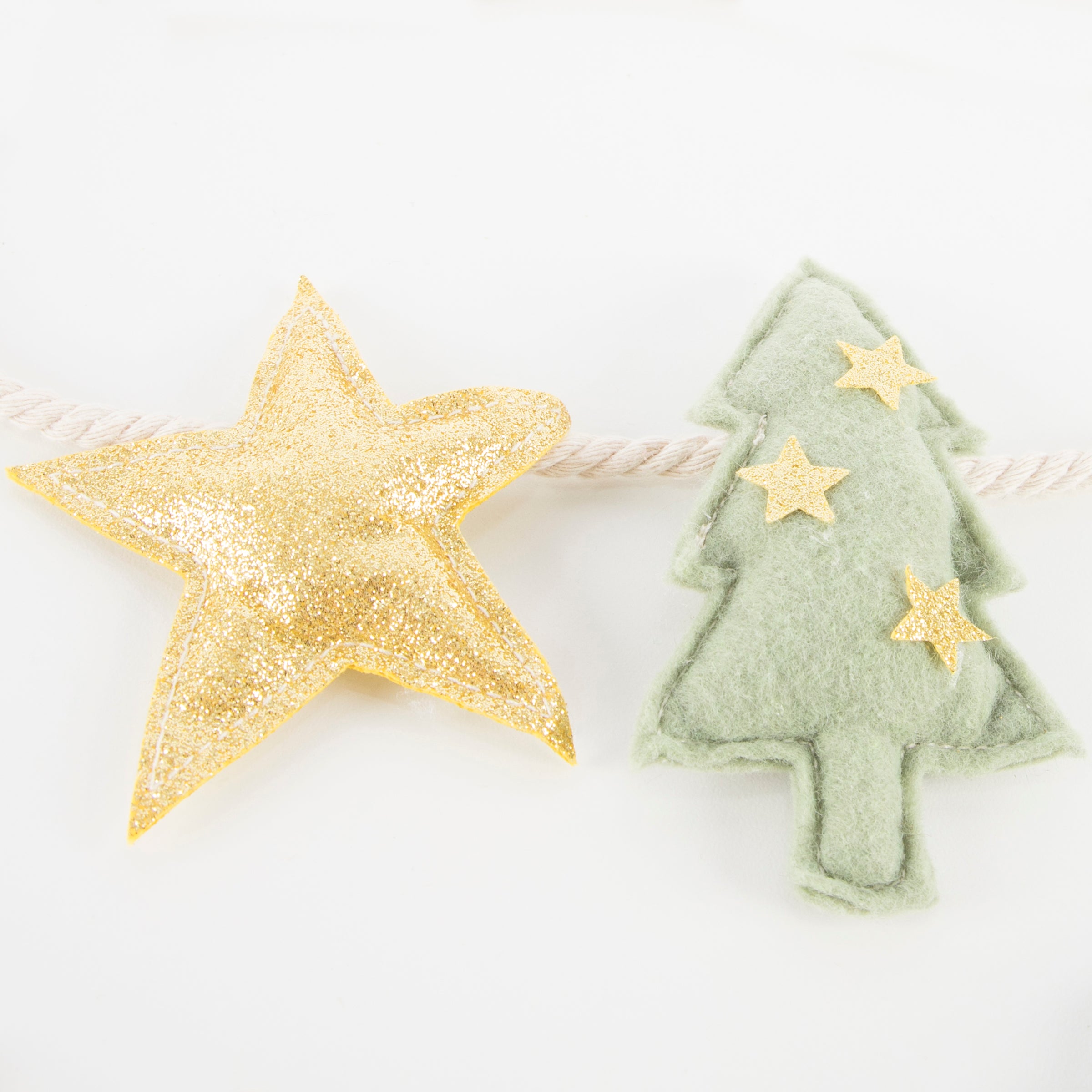 Our felt Christmas decoration garland is perfect to fill your home with festive cheer.