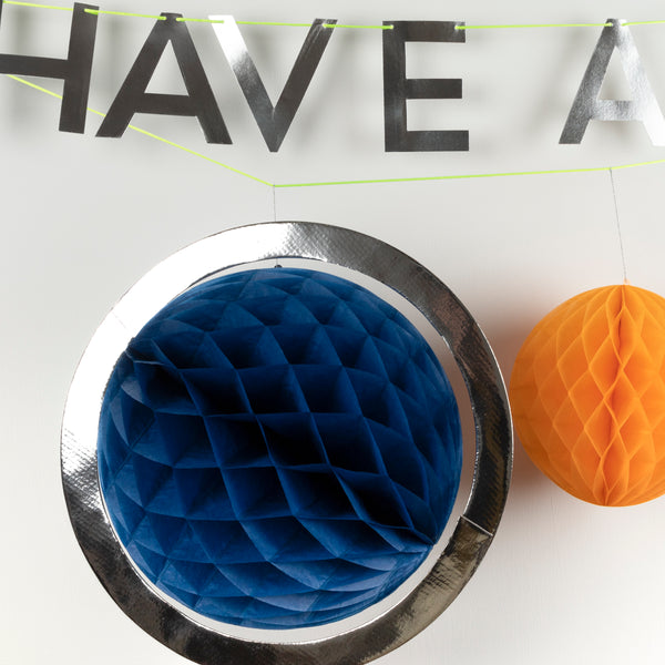 Our party garland, designed for a space party, features 3D planets, an astronaut and a shiny rocket with fire details. Image3