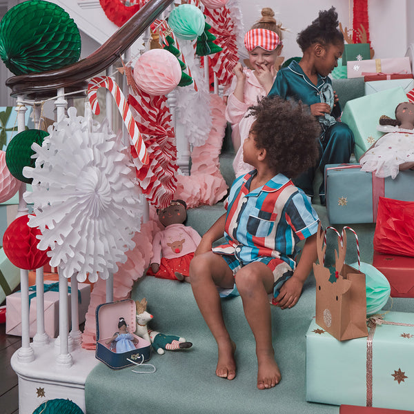 Our Christmas paper garland has 3D honeycomb decorations, stars and Christmas trees. Image3
