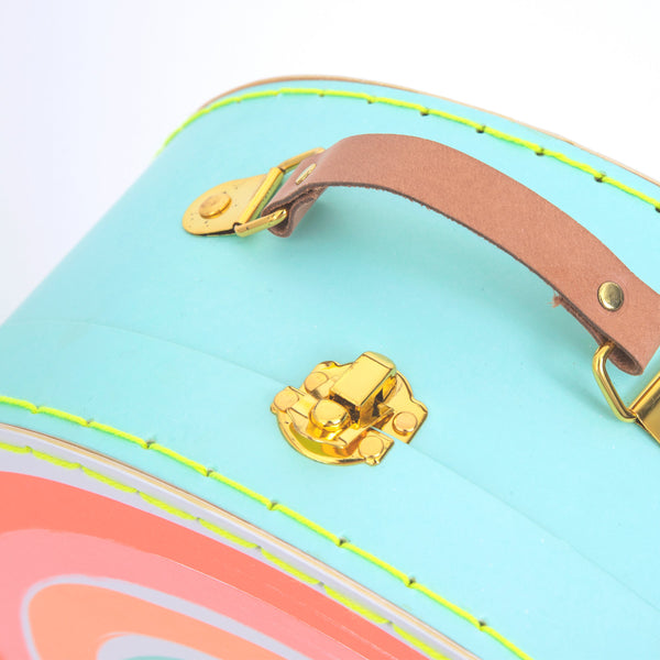 These kid's suitcases have a rainbow decoration and natural leather handles. Image2