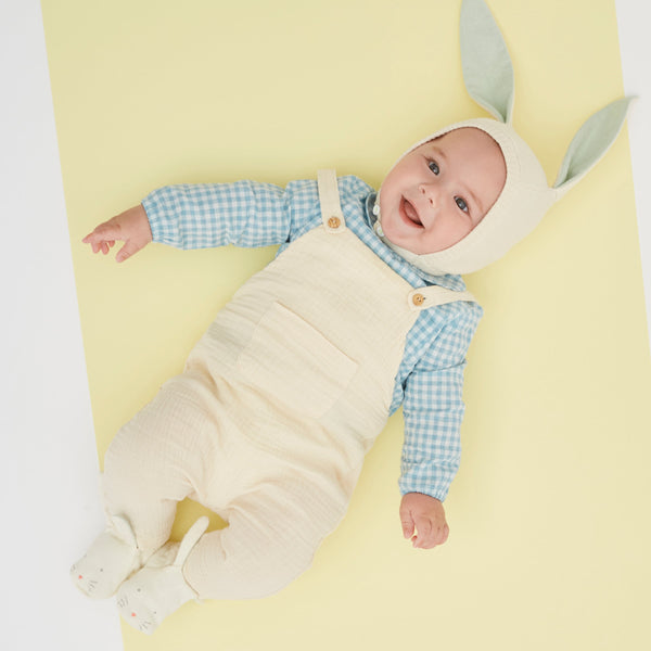 These adorable bunny booties are crafted from knitted organic cotton, with a mint lining, stitched features and floppy ears. Image8