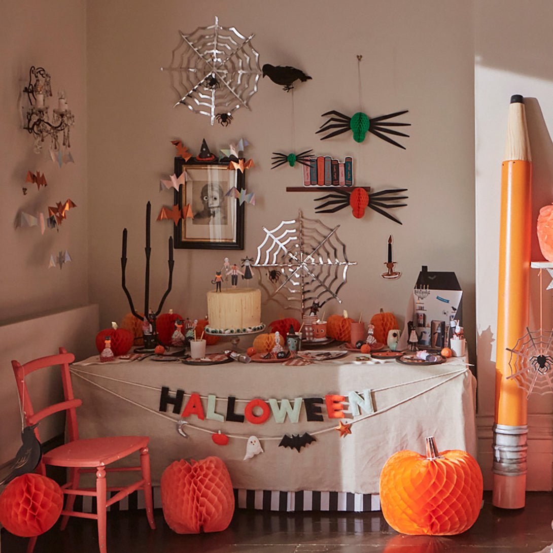 This indoor Halloween decoration is a garland crafted from felt and glittery fabric. Image2