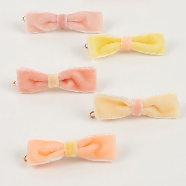 Our mini bows for hair are crafted from velvet ribbons in pastel shades. Image3