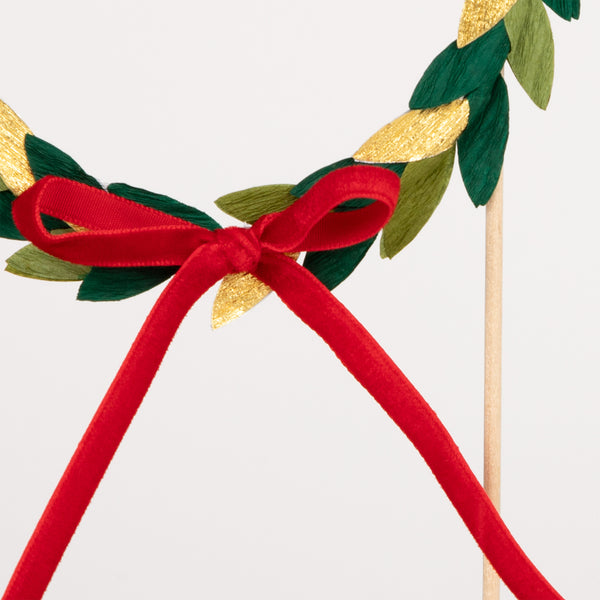 Our Christmas cake topper, a festive wreath with paper leaves and a velvet bow, is the perfect Christmas cake decoration. Image3