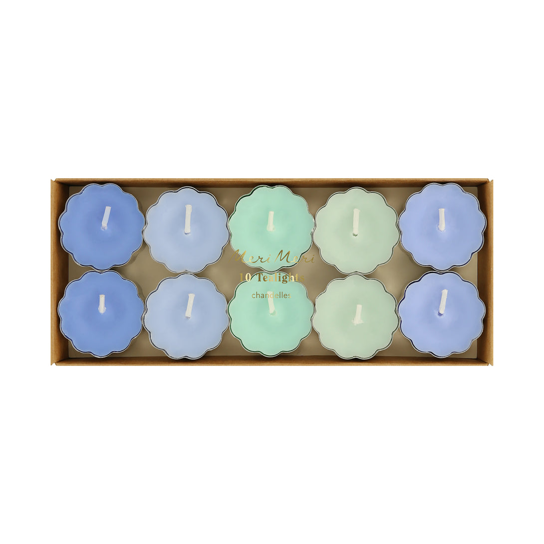 Our blue and green small candles, with stylish scalloped edges, are perfect to decoration any room.