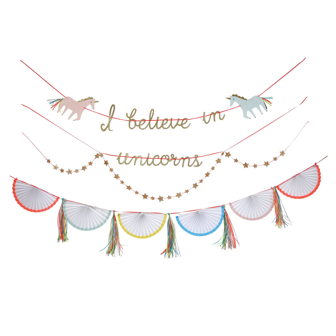 This wonderful unicorn party decoration include pastel unicorns, gold glitter, ribbons and the words "I Believe in Unicorns".