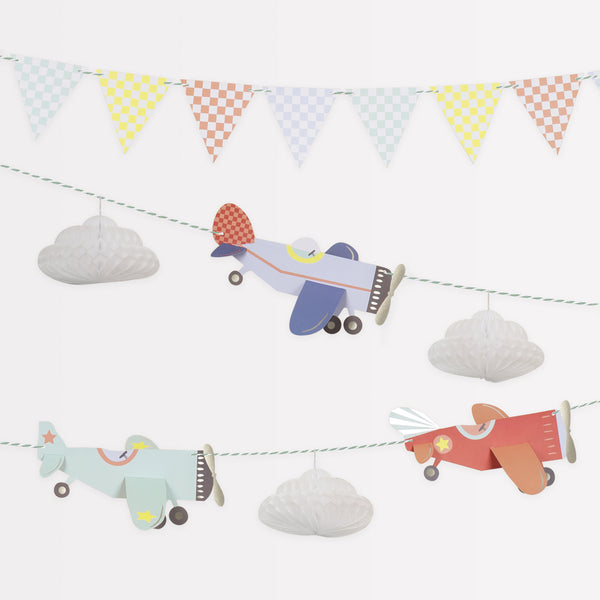 Our paper garland features 3D plans, clouds and checked pennants, ideal for an airplane birthday party. Image5