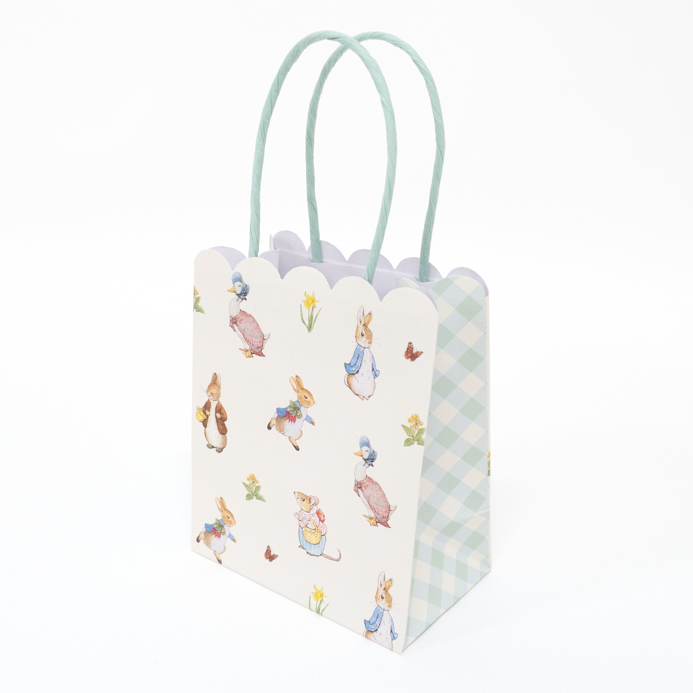 These party bags feature charming Peter Rabbit characters, scallop edges and paper handles.