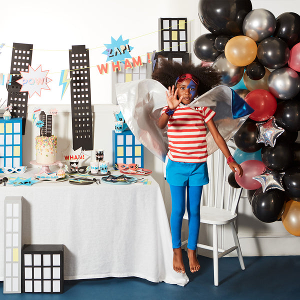 These party plates are ideal if you're looking for superhero party supplies, to decorate your party table. Image2