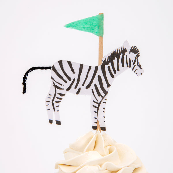This cupcake kit, with safari animal cake toppers and striped cupcake cases, is perfect for a safari party. Image3