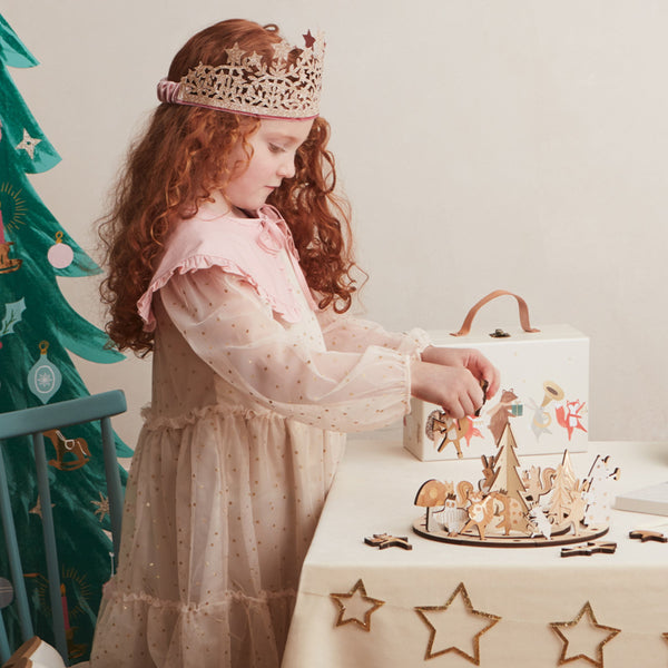 Our gold crown, made with gold glitter fabric, is the perfect kids' crown. Image6
