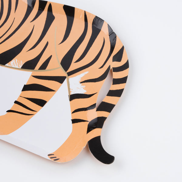 Make your safari birthday party look amazing with our party plates, in the shapes of tigers. Image4