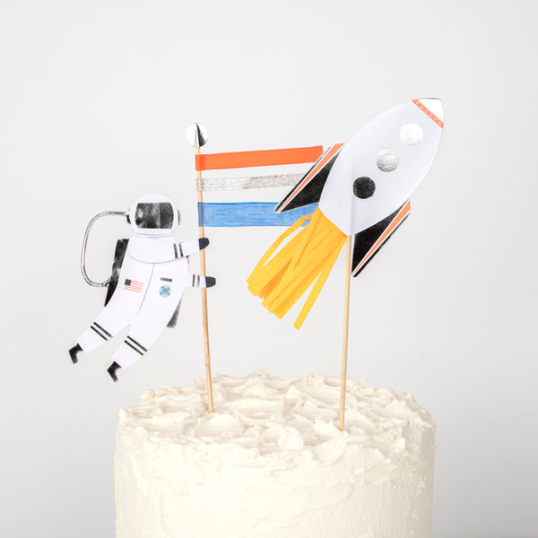 If you're looking for a cake topper for your space birthday party, then you'll love our cake decoration. Image3