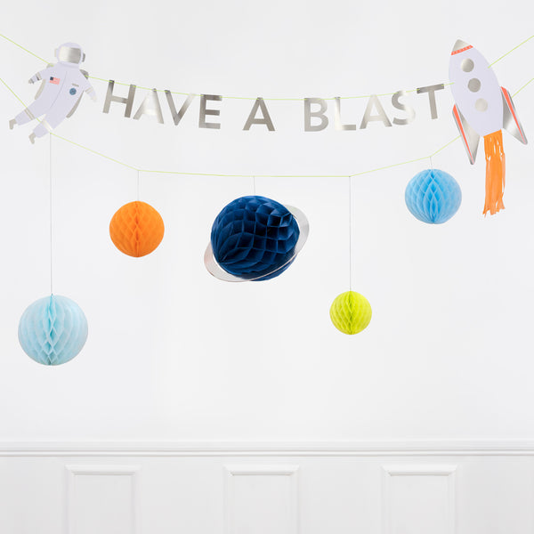 Our party garland, designed for a space party, features 3D planets, an astronaut and a shiny rocket with fire details. Image4